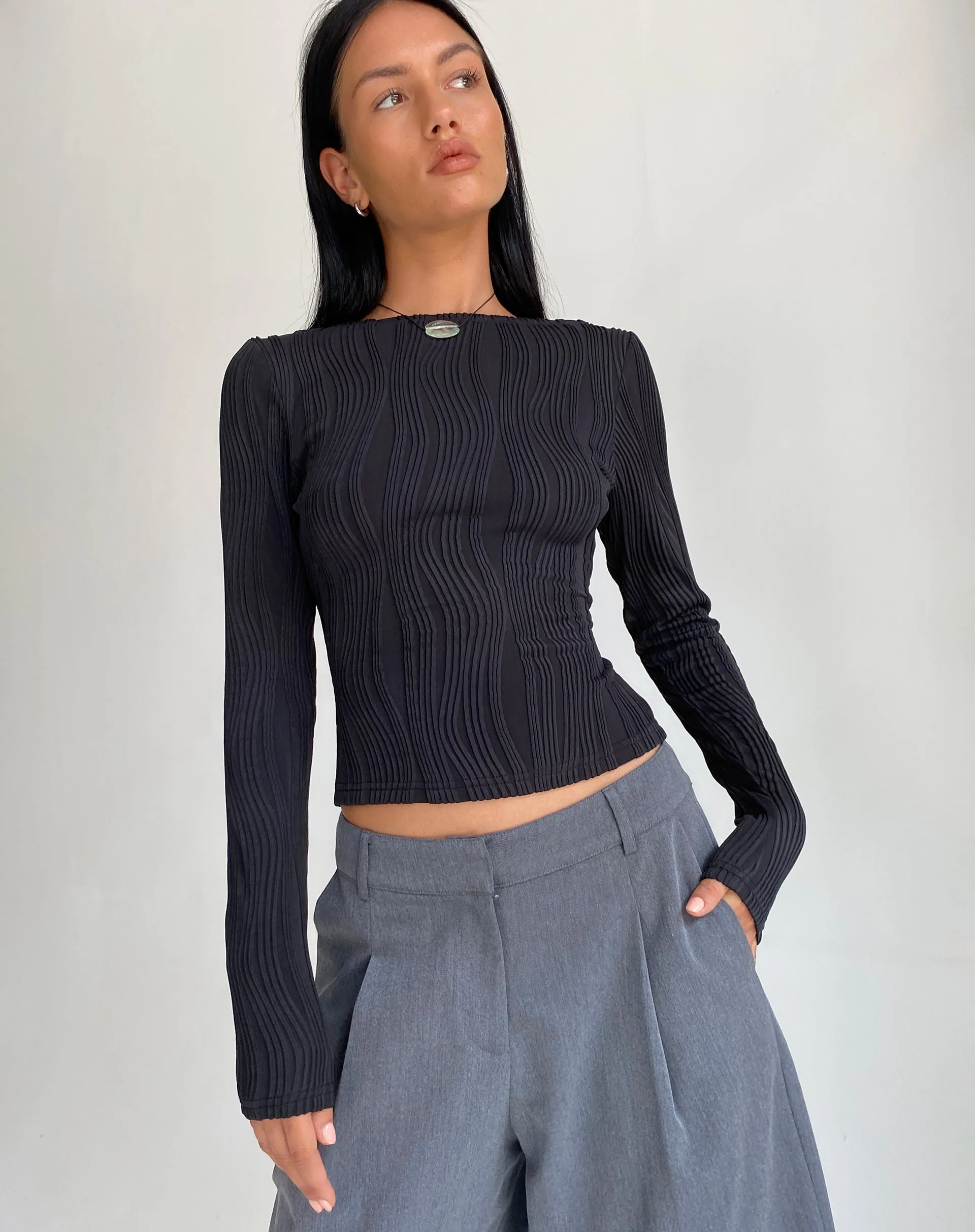 Amabon Long Sleeve Crop Top in Crinkle Black